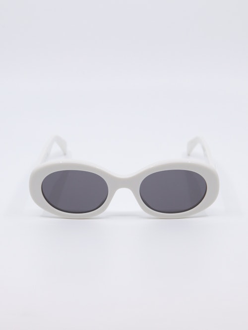 Avrundet solbrille i hvit med grå solbrilleglass