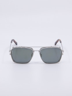 Solbrille i sølv med mørke solbrilleglass og dobbel nesebro