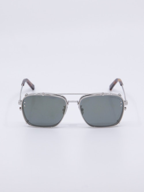 Solbrille i sølv med mørke solbrilleglass og dobbel nesebro