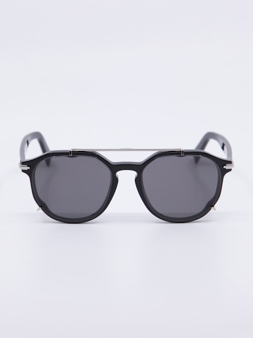 Rund, svart solbrille med mørke solbrilelglass