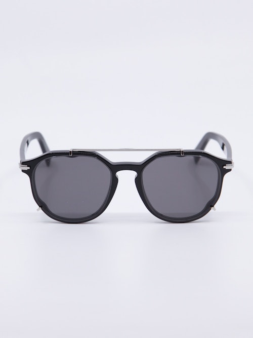 Rund, svart solbrille med mørke solbrilelglass