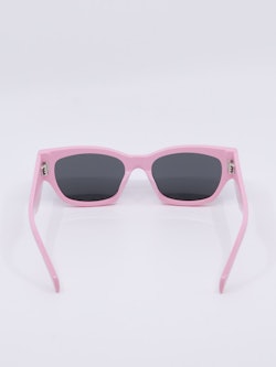 Solbrille med rosa innfatning og mørke solbrilleglass