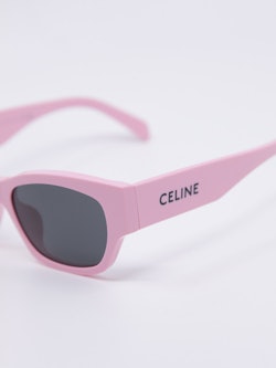 Solbrille med rosa innfatning og mørke solbrilleglass