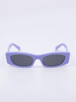 Smal og lilla solbrille med mørke solbrilleglass