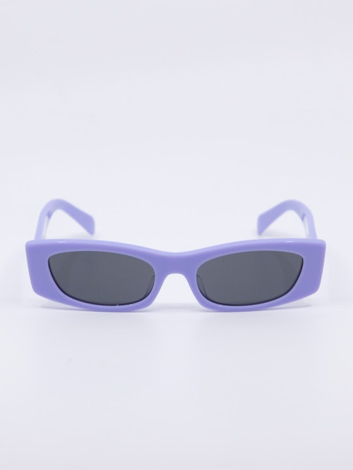 Smal og lilla solbrille med mørke solbrilleglass