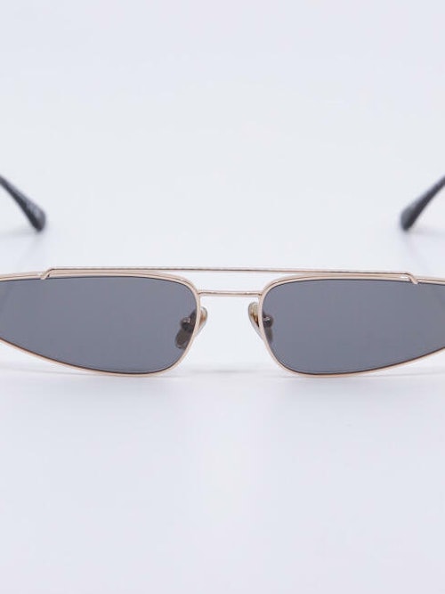 Metallsolbrille med gullinnfatning og sotet brilleglass