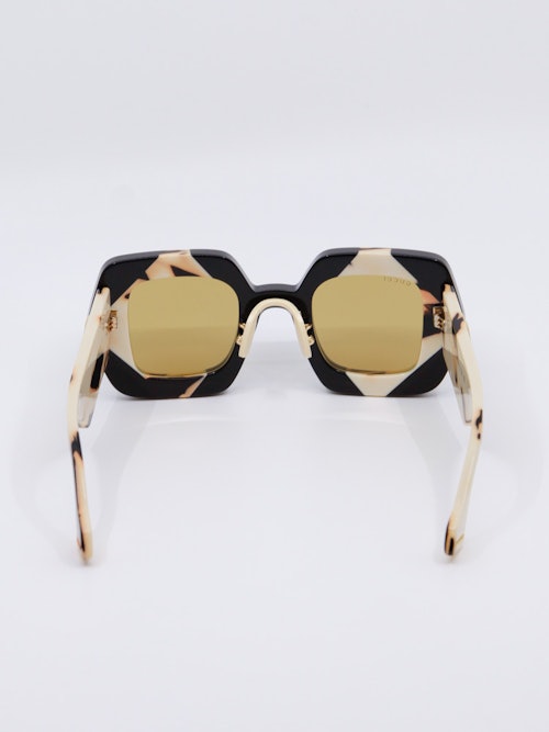 Unik solbrille med sprekt design i svart og gul. Gule solbrilleglass og krystall strass i front