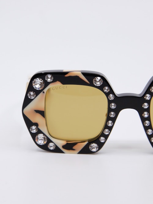 Unik solbrille med sprekt design i svart og gul. Gule solbrilleglass og krystall strass i front