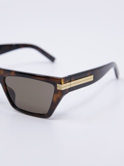 Solbrille med rette linjer i havana og duset solbrilleglass