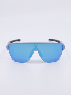 Sportsbrille med store, blå solbrilleglass