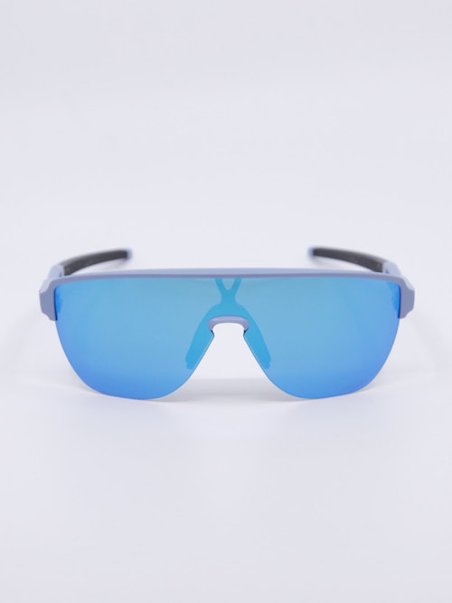 Sportsbrille med store, blå solbrilleglass