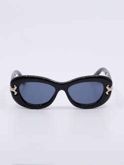 Solbrille i svart med avrundede kanter og blå solbrilleglass
