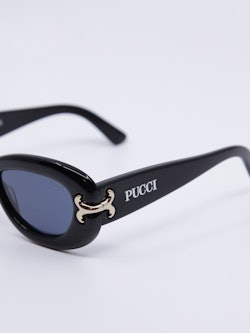 Solbrille i svart med avrundede kanter og blå solbrilleglass