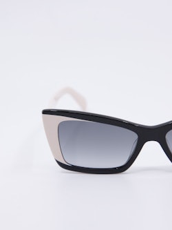 Klassisk cateye fasong på solbrillen og fargespill mellom svart og beige