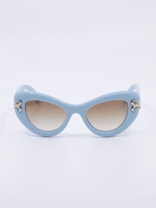 Solbrille med avrundet cateye i lysblå.