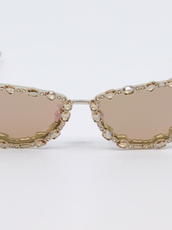 Solbrille med cateye form og krystaller i front