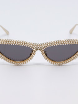 Solbrille med perler og mørke glass