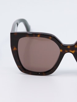 Oversized solbrille i brun med Gucci-logo på brillestengene