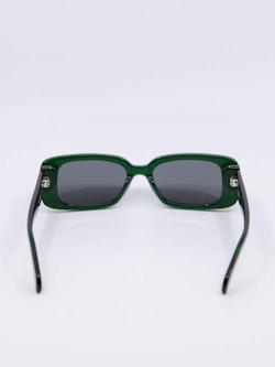 Grønn solbrille med rektangulær fasong