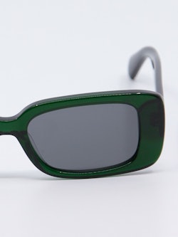 Grønn solbrille med rektangulær fasong