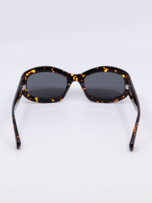 Klassisk og avrundet solbrille i fargen svart mix