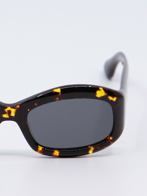 Klassisk og avrundet solbrille i fargen svart mix