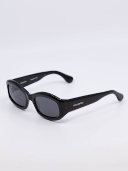 Klassisk og avrundet solbrille i fargen svart