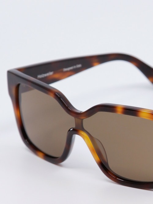 Brun solbrille med brun ramme og brune glass