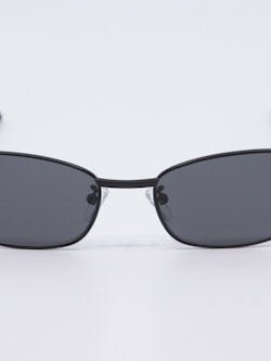 Metallsolbrille i svart med svarte glass
