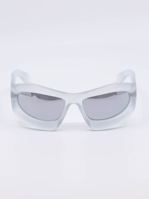 Solbrille med oval form i hvit med lysegrå glass