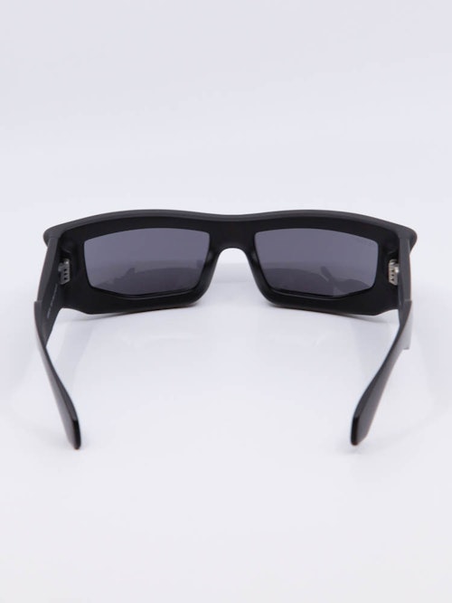 Rektangulær og svart solbrille med grå brilleglass