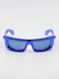 Rektangulær og blå solbrille med blåbrilleglass