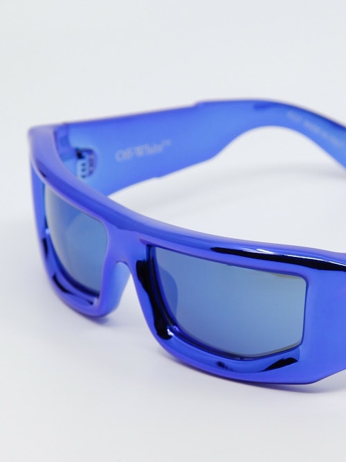 Solbrille med oval form i blå med blå glass