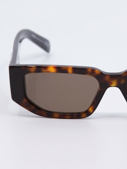 Brun og flerkantet solbrille