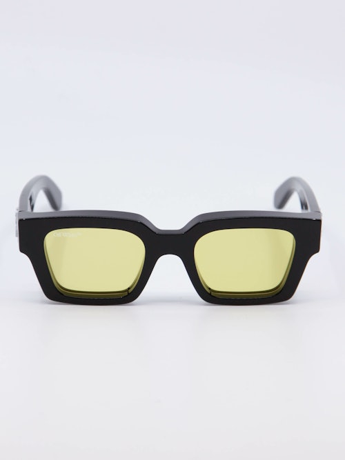 Kraftig solbrille med svart ramme og gule glass