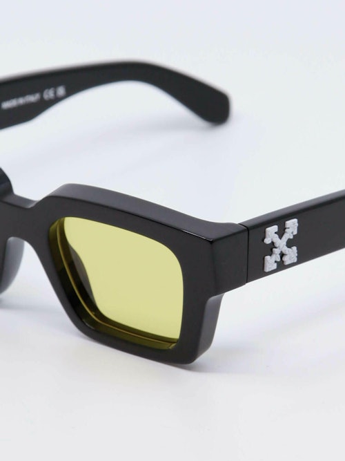 Kraftig solbrille med svart ramme og gule glass