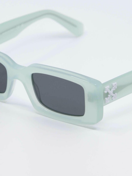 Smal 90-talls inspirert solbrille i mint med grå glass