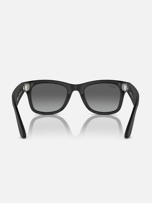 Svart solbrille med graderte solbrilleglass og kamera på solbrillen front