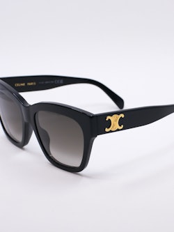 Svart, klassisk solbrille med mørke, graderte solbrilleglass