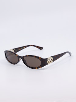Smal, brun solbrille med vintage-design og gull-logo på brillestengene
