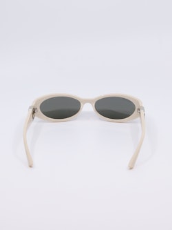 Smal solbrille i hvit med sølv logo på brillestengene