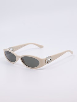 Smal solbrille i hvit med sølv logo på brillestengene