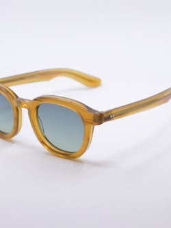 Solbrille med kraftig gul/gylden ramme og blå graderte solbrilleglass