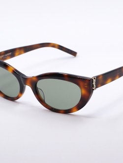Cateye solbrille med spettet, brunt mønster og grønne solbrilleglass