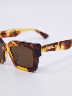 Solbrille med rektanuglær fasong og brunt fargespill