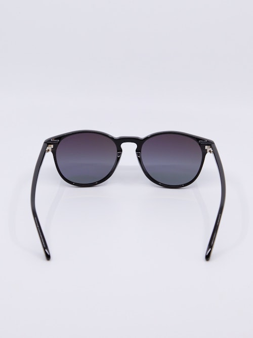 Klassisk rund solbrille i svart med mørke solbrilleglass