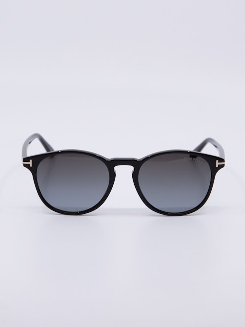 Klassisk rund solbrille i svart med mørke solbrilleglass