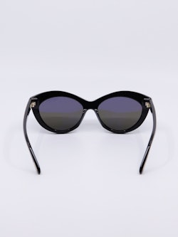 Klassisk svart solbrille med avrundet cateye fasong