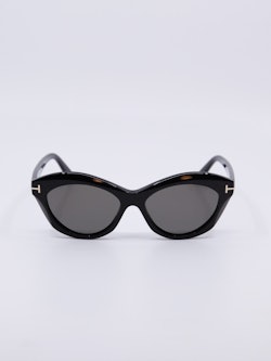 Klassisk svart solbrille med avrundet cateye fasong