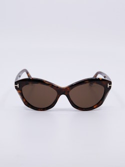 Solbrille i brun med avrundet cateye fasong